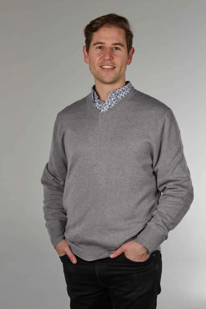 ESSENTIAL VEE NECK PULLOVER